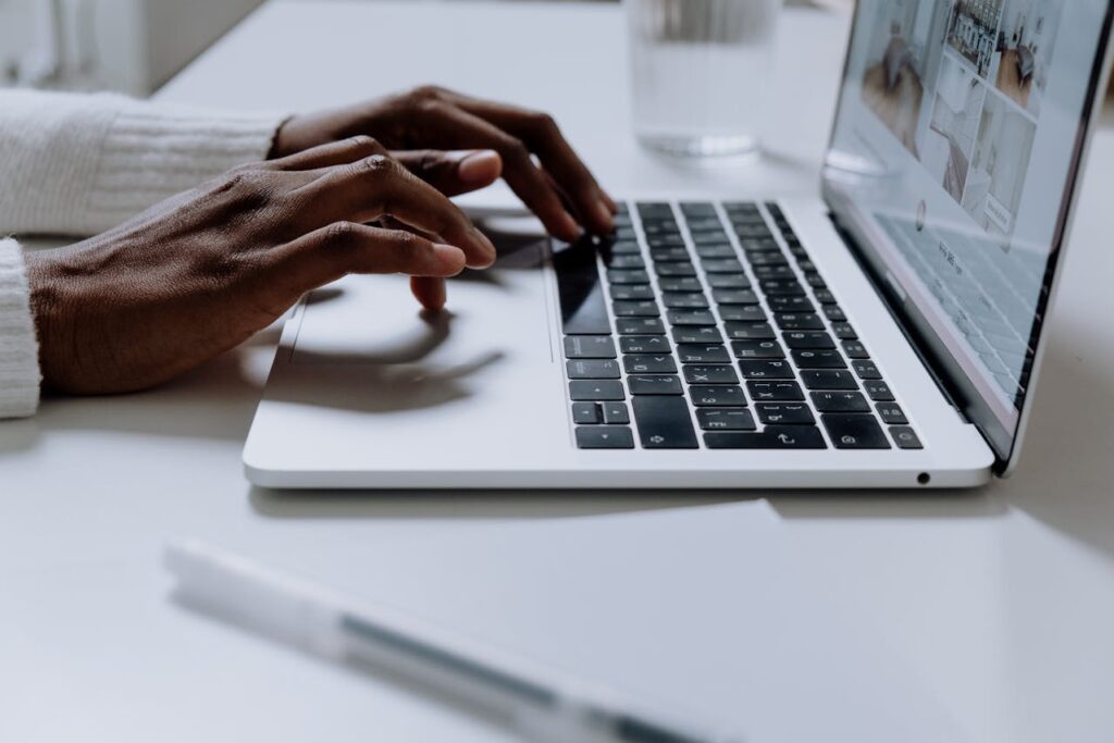 Contrato de locação de notebook como funciona, o que deve conter e cuidados importantes